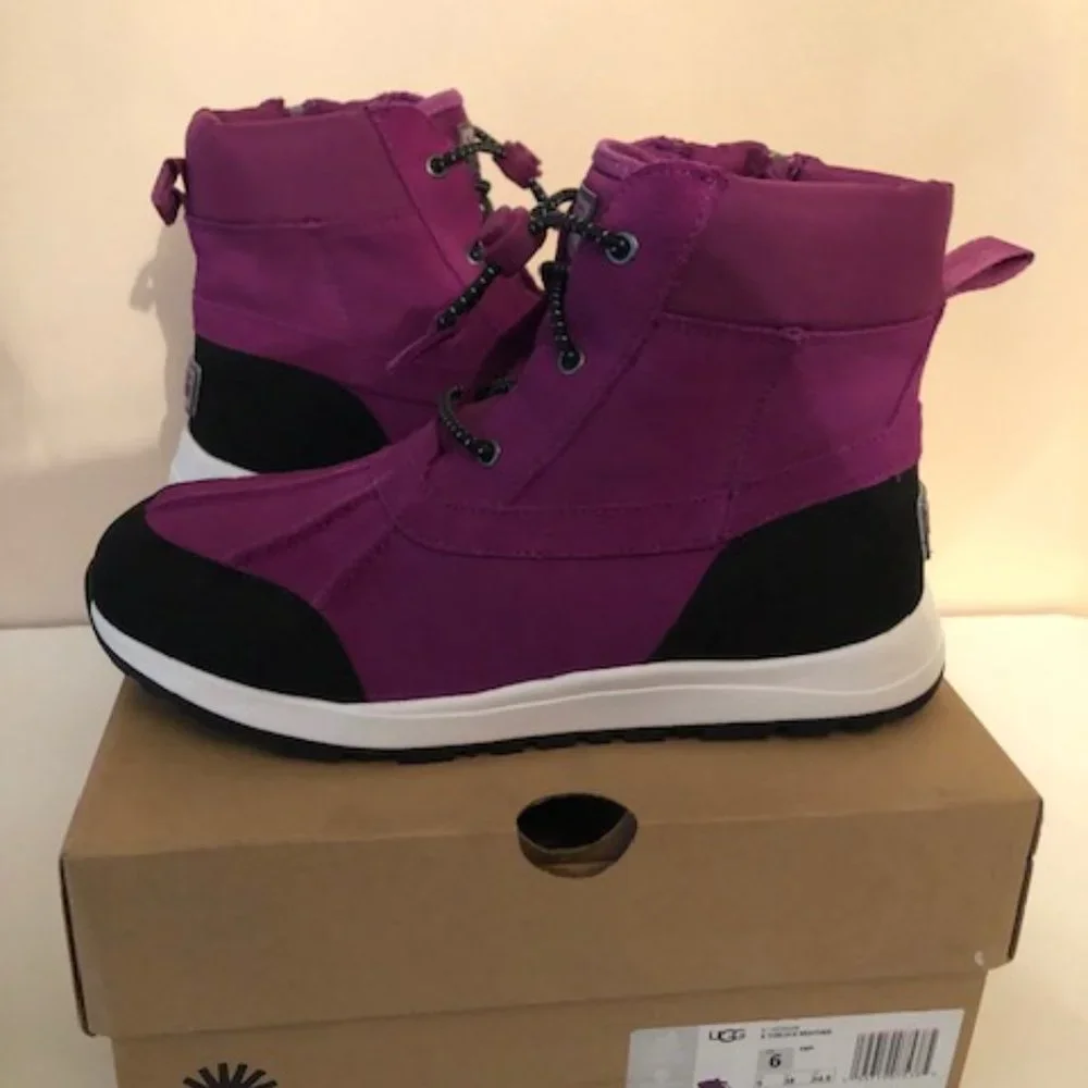 Ugg Turlock Waterproof Leather Snow Boot. Size: 6
